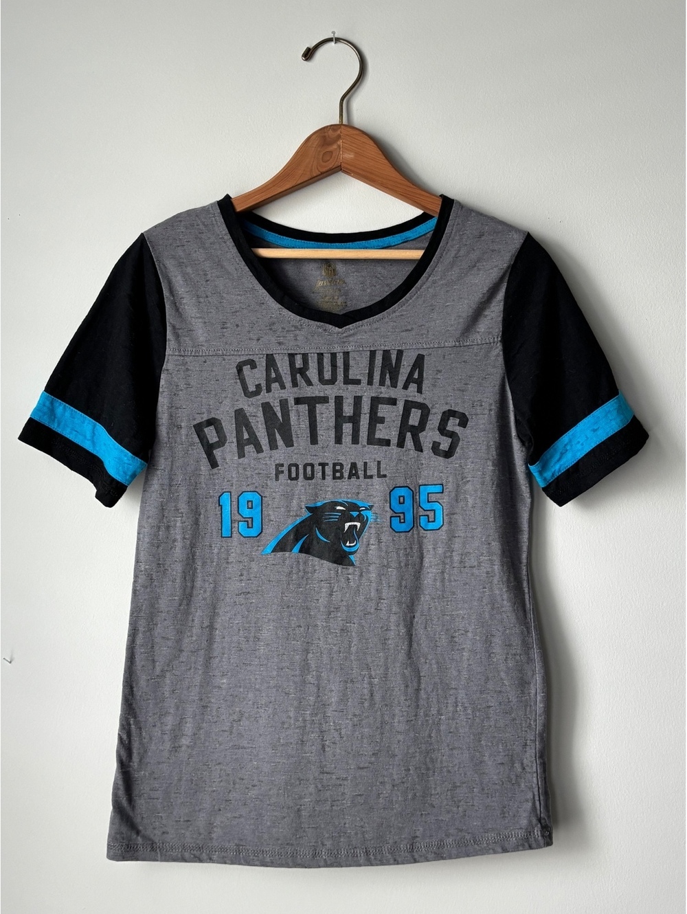 Carolina Panthers NFL Juniors V-Neck Jersey Tee Size M Gray Black Blue 1995